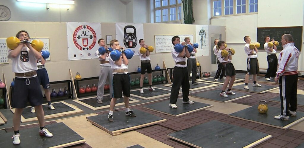 Johann Martin trainiert Jugendliche mit Kettlebell